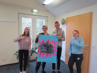 Schüler der 9. Realschulklassen aus der Lichtbergschule Eiterfeld präsentieren ihre Ergebnisse der TapeArt-Aktion zur Vorbereitung der Gespräche mit den Diakonen